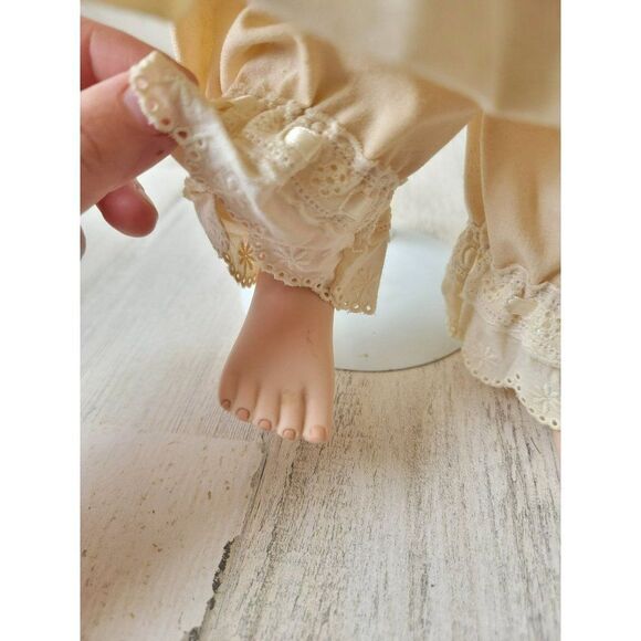 Beautiful Buttercup Little dreamer porcelain doll Georgetown collection - Picture 4 of 14